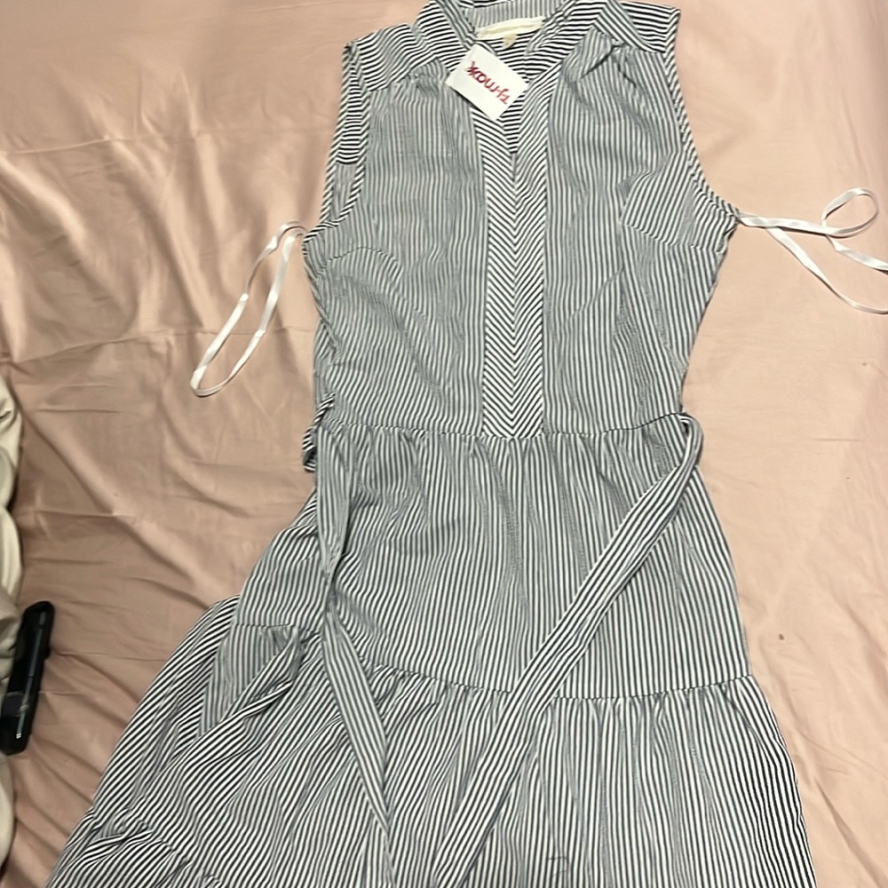 Flowy sleeveless medium length dress (with belt)